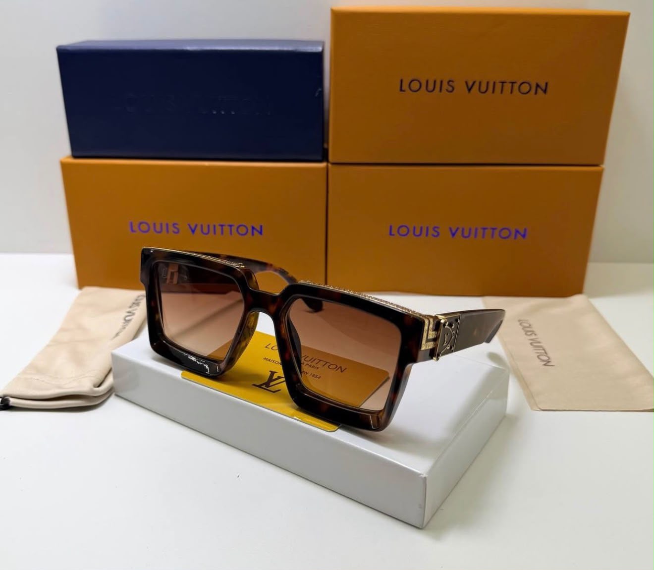 LV MILLONAIRE CAREY